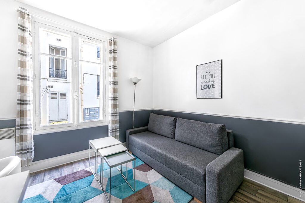 Inviting and minimalist living space with chic decor and natural light in Issy-les-Moulineaux.